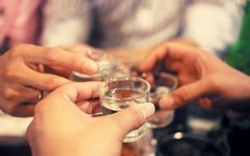 正确的碰杯方式,喝红酒碰杯的正确姿势