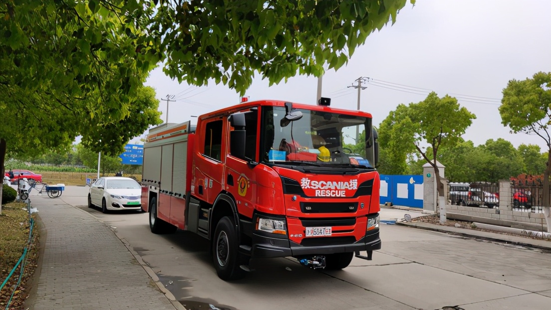 上海金山区厂房火灾导致8人,上海金山企业厂房大火