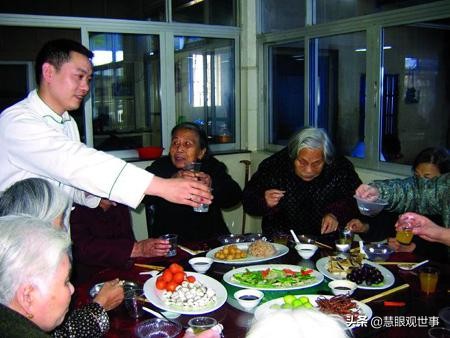 《侯海洋基层风云》中李酸酸和秋云的故事