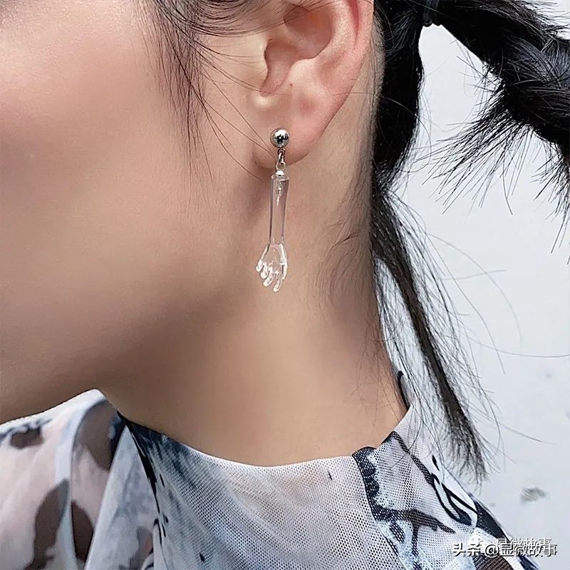 冰山耳坠、刀锋Lolita、猴王男潮：年轻人重新定义快时尚