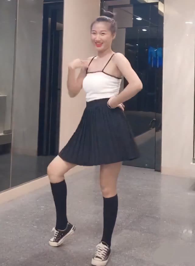 裙子配半截袜穿搭,夏天怎样搭配小裙子和腿袜