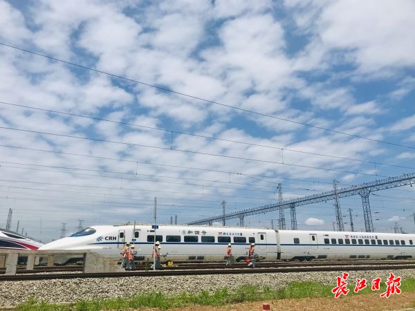 从武汉坐高铁到上海多长时间,从武汉坐高铁到西安要多久