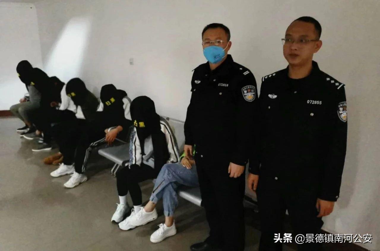 十八名裸聊犯罪嫌疑人相继落网,赣州突袭裸聊窝点现场带走多人