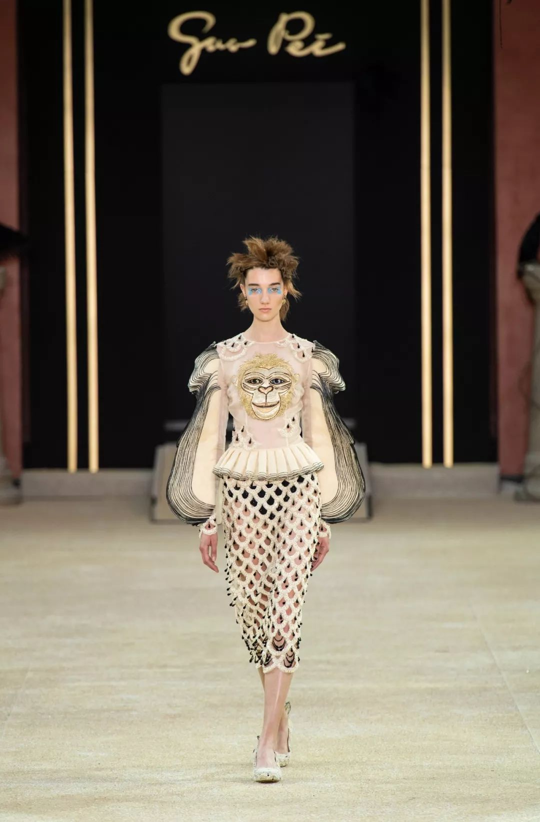 东方元素终于闪耀在时装金字塔尖 (东方元素时装周放异彩)