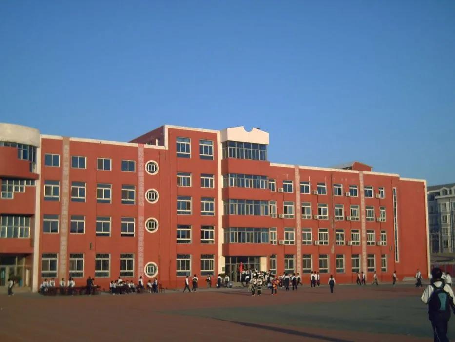 为盘锦市第二高级中学朗诵会所写的主持人串词