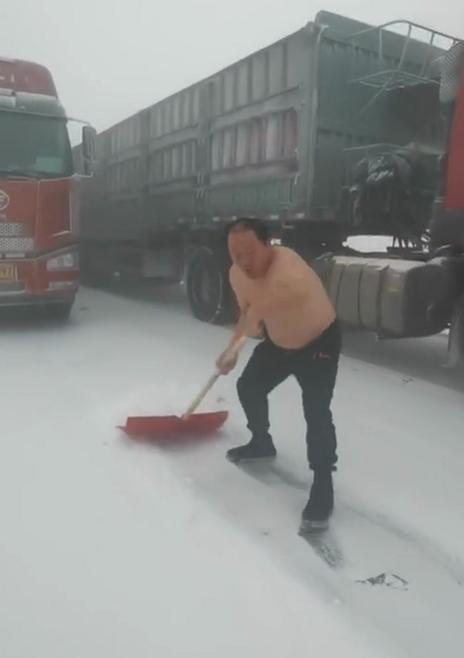 谢广坤雪地里睡觉,谢广坤冬天穿棉袄带货的视频