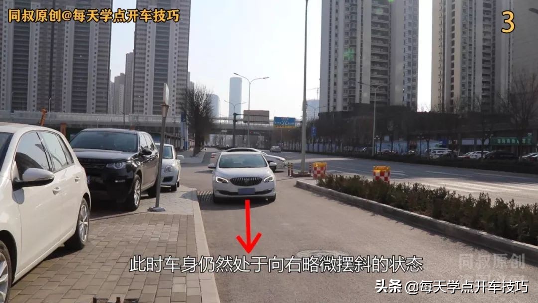 靠边停车的技巧对箭头,靠边停车怎样不刮蹭车头