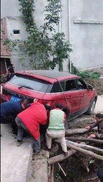 搞笑gif铁砂掌,铁砂掌传人一掌劈开十块砖头