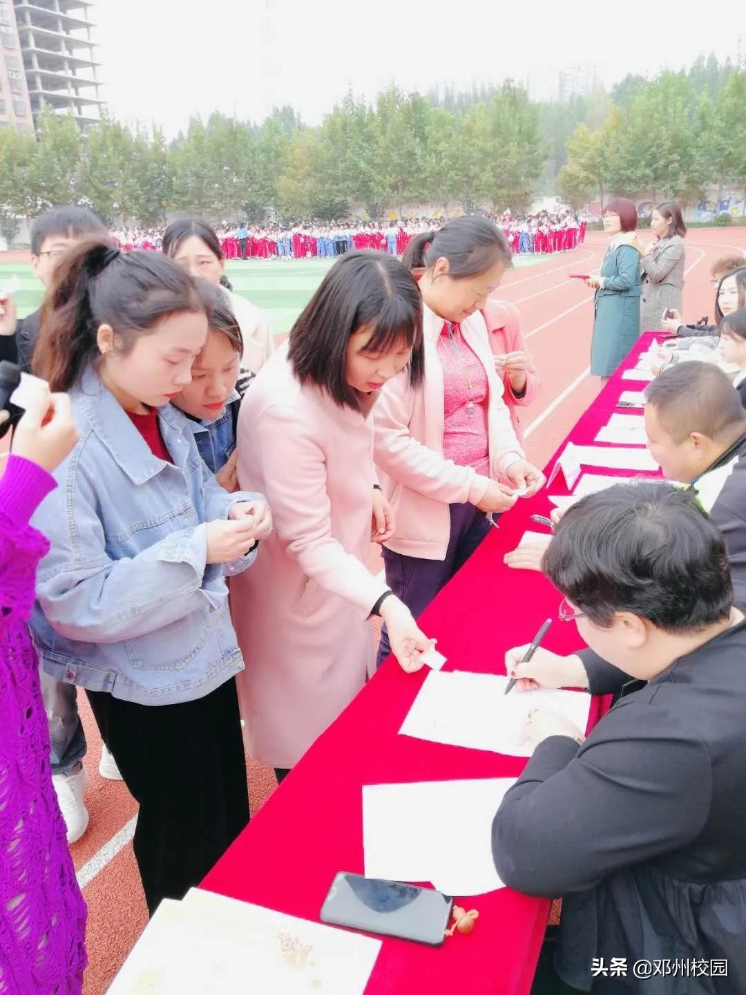 邓州市花洲实验小学足球队,新圃街小学足球操比赛