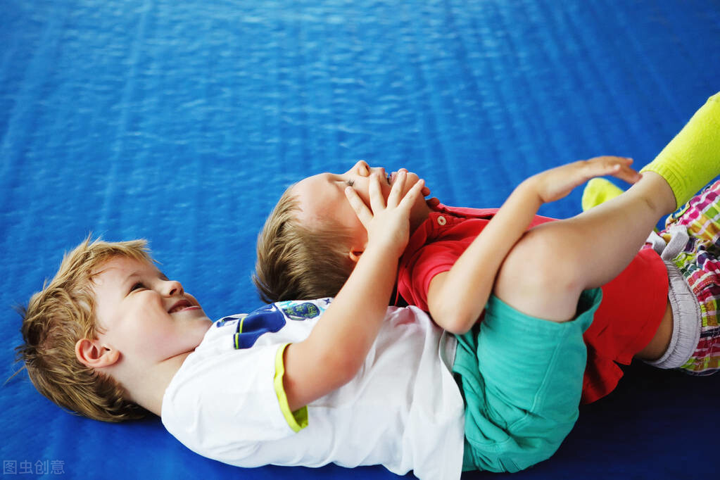 俩小孩打架父母怎么处理,两个孩子打架爸妈怎么处理