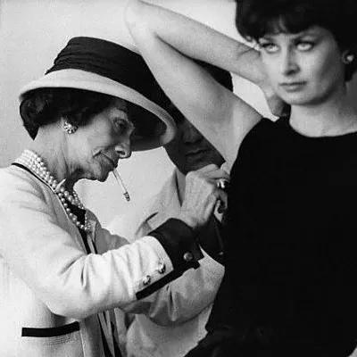 粉墨富婆再添一锤，Jennie穿的香奈儿全是有钱都买不到的绝版货？