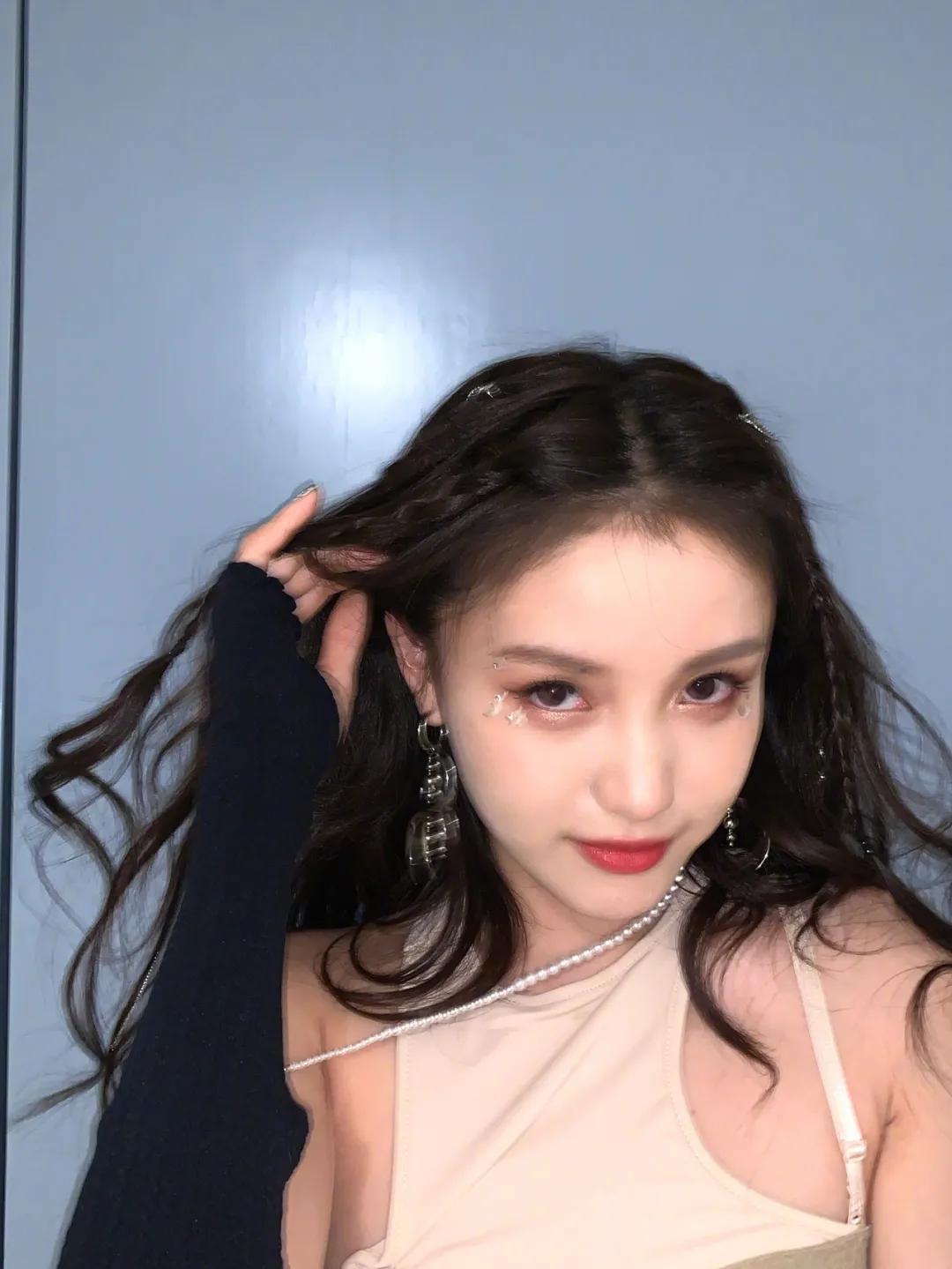 适合大圆脸的发型,圆脸女士短发发型