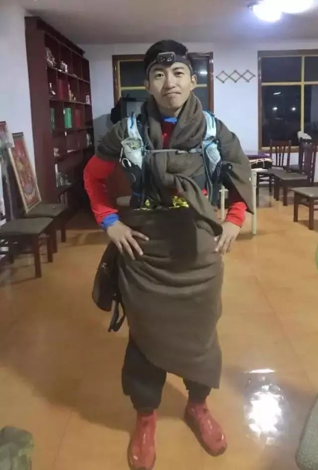 人物|踢着足球跑完首马！他说：做荒唐事才是正经事