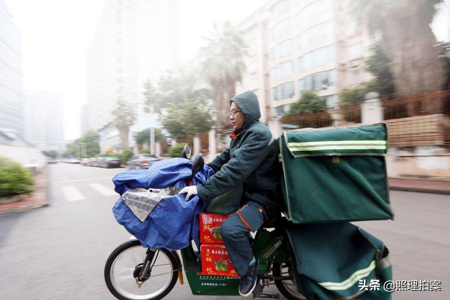 同样月入过万，快递小哥为何爱选京东？