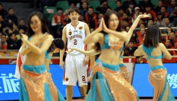 郭艾伦不慎被拉拉队绊倒现场反应,郭艾伦摔倒在拉拉队是第几节