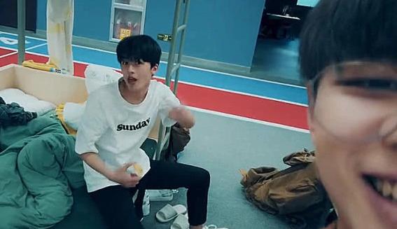 尴尬！两男星人前称兄道弟很亲密，人后却疑扔对方礼物不互关