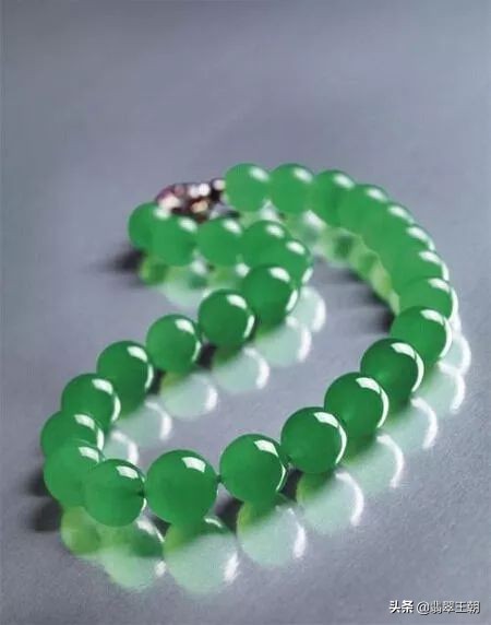 史上最贵的翡翠项链是什么,世界上最贵的帝王绿翡翠珠链套装