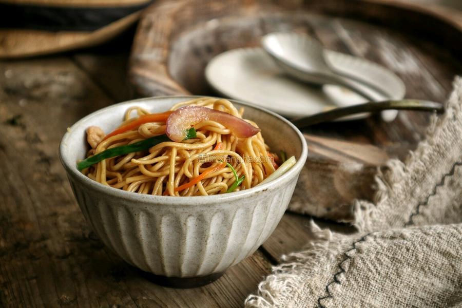 做面条筋道的方法,做面条怎样和面不破