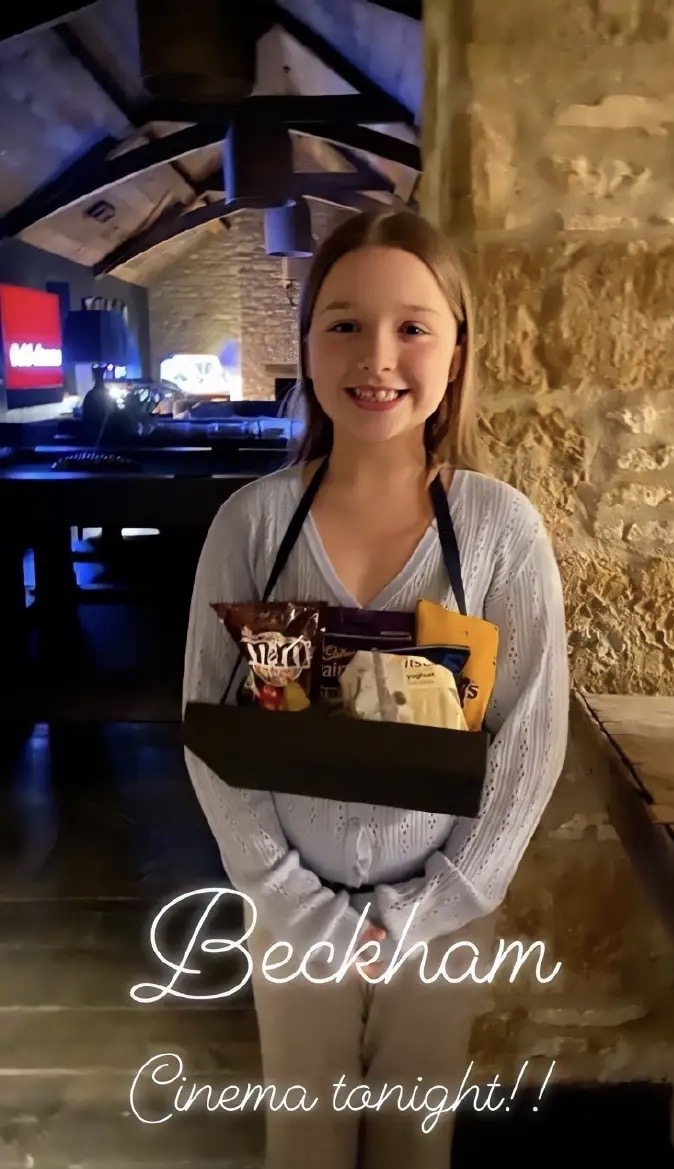 小七宅家化身美厨娘，光脚下厨超敬业，穿连衣裙胳膊好壮太抢镜