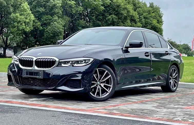 宝马3系和5系哪个更值得买,宝马3系曜夜版好还是5系好