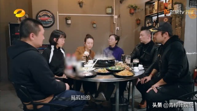 同回到娘家，林允爸妈做13道菜给女儿吃，王鸥和母亲坐姿显生疏