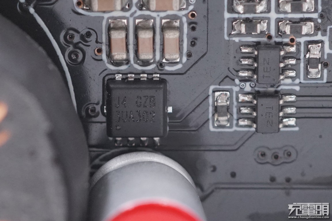 巨能移动电源拆解,绿巨能移动电源评测