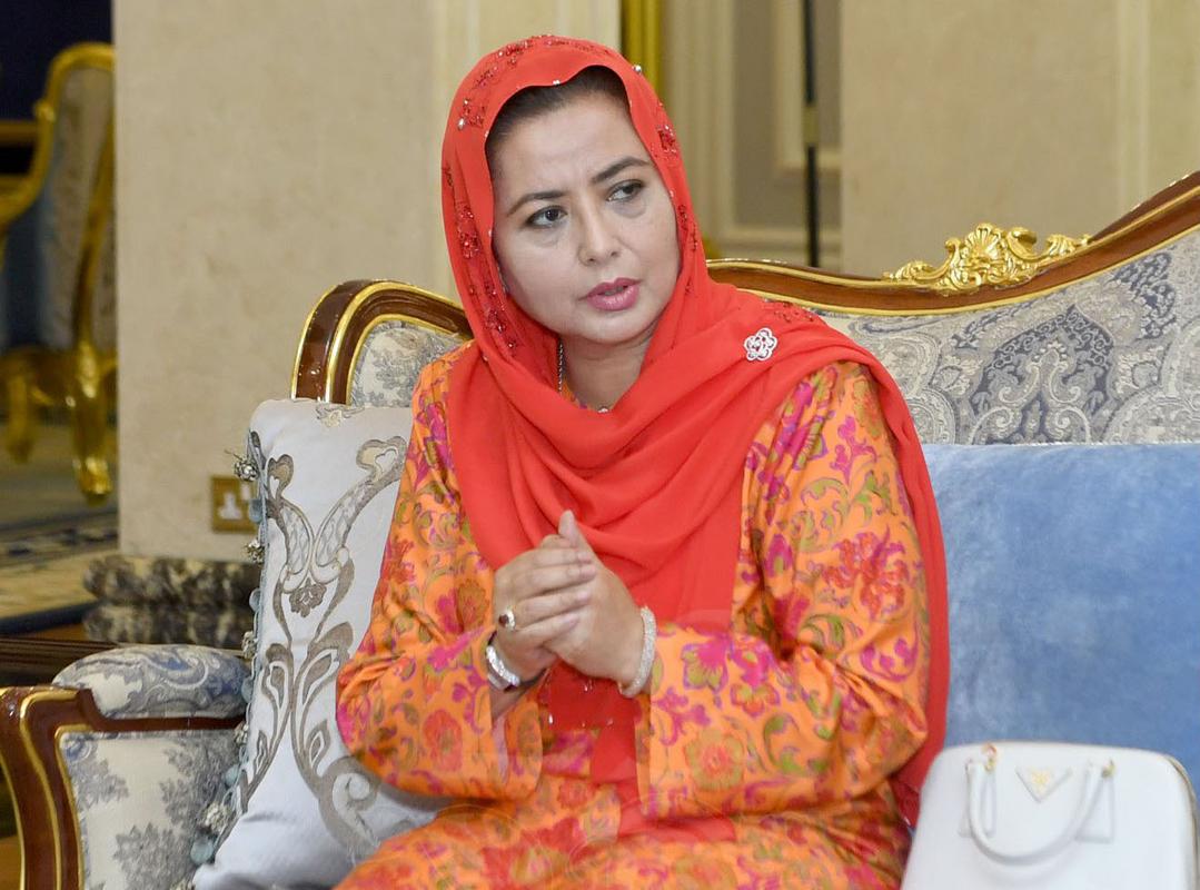 马来西亚国王礼服,马来西亚王室皇冠