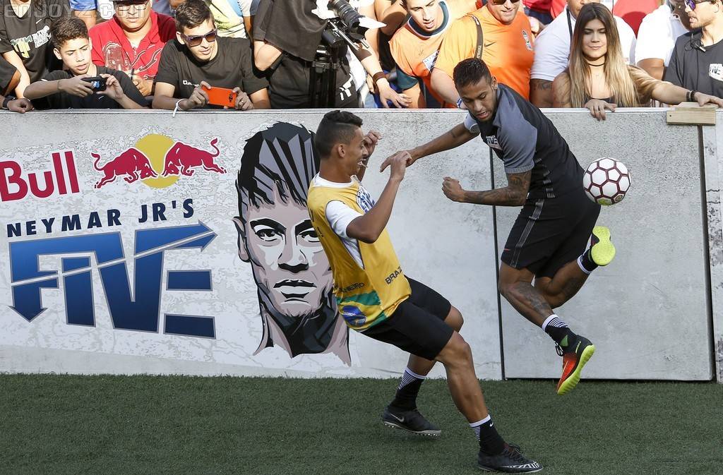 足球巨星内马尔的成王之路,内马尔最初在哪踢球