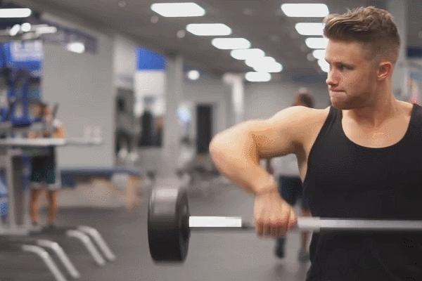 如何把肩部的三角肌练出来,如何锻炼三角肌让肩膀肌肉凸显