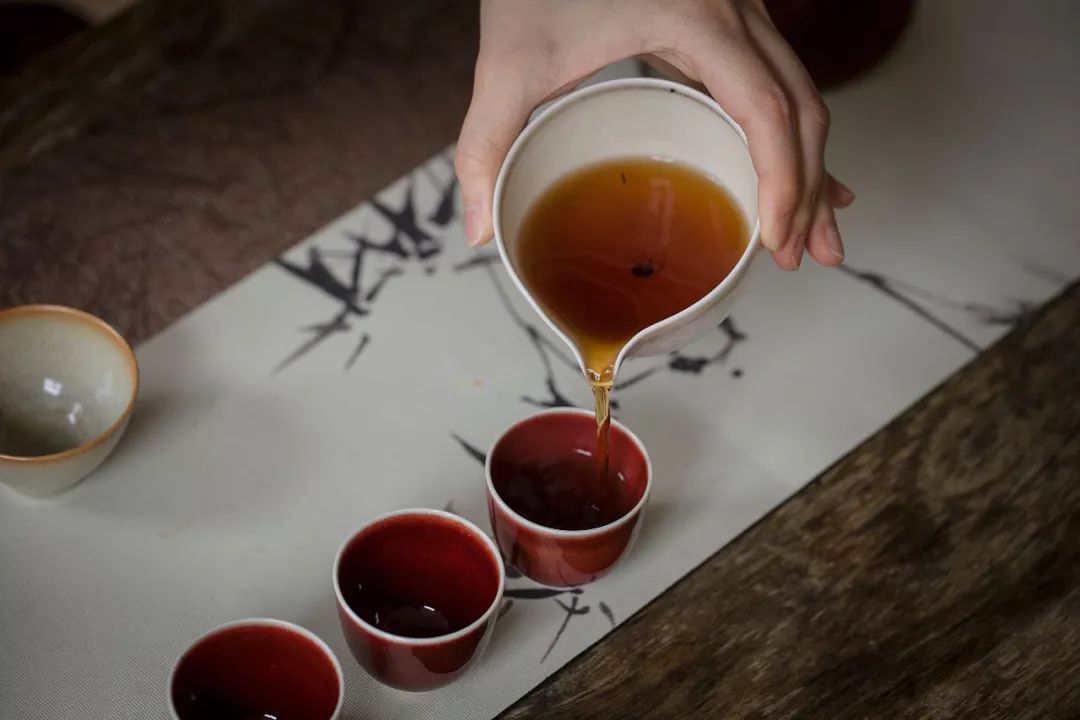 2018年中茶大红印生茶口感,中茶2013的2019年茶出厂有陈化吗