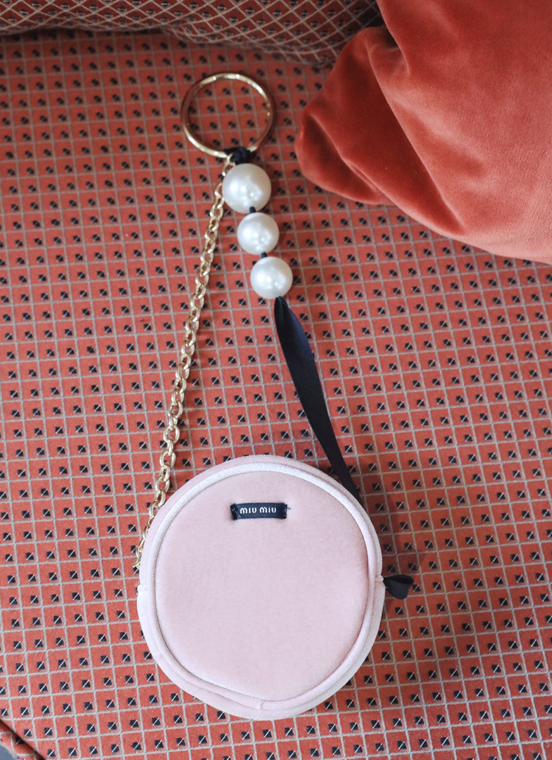 废旧纸袋如何做收纳包包,大牌纸袋斜挎包包改造教程