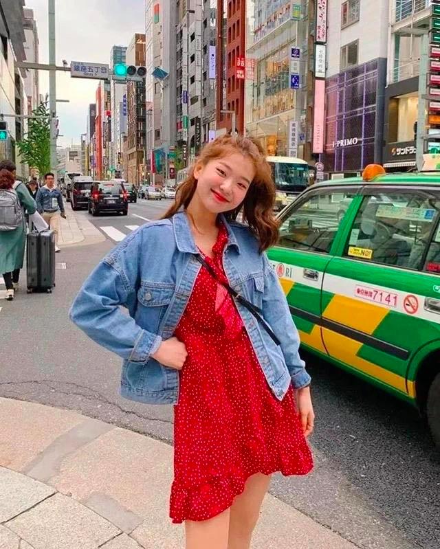 碎花裙与秋天更搭,碎花裙穿搭的正确模式穿出高级感