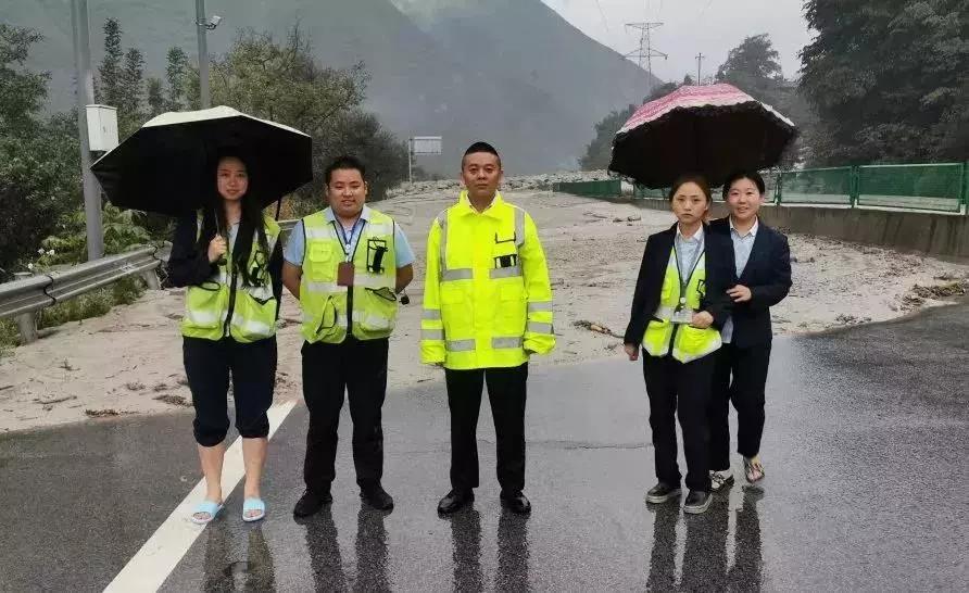 暴雨吊桥救人,暴雨救援桥