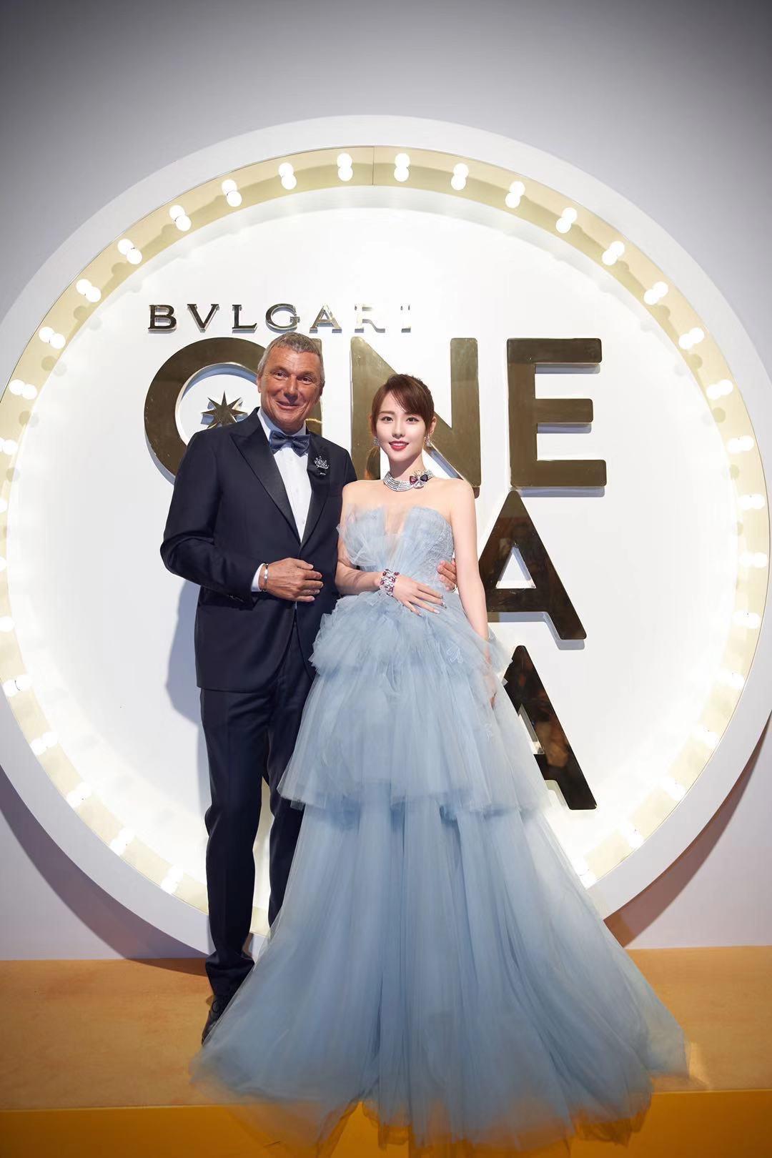 张嘉倪穿一字肩蓬蓬裙,张嘉倪抹胸裙造型