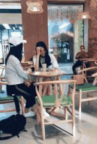 搞笑GIF段子：编辑这锅台是不是为了录视频还擦了擦？唉呀妈呀