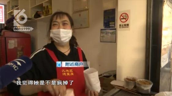 堵瘫这条街一个多小时！女“路霸”车停路中间玩手机，交警敲窗喊话都不好使