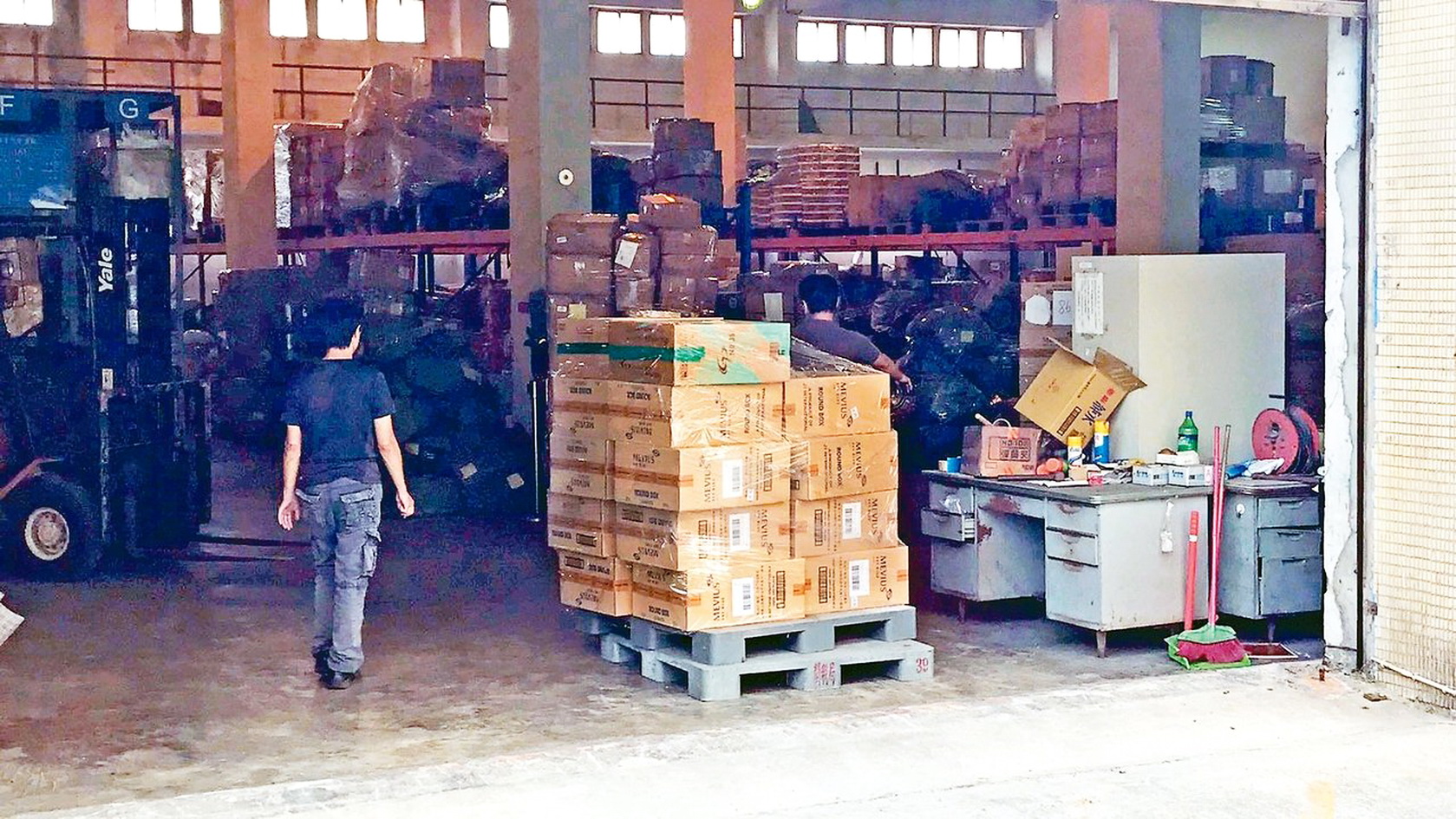 “团购”？蔡英文随扈用专机*私走**9800条免税烟，超142万元