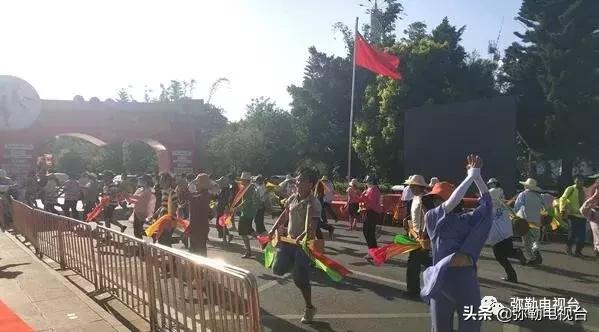 弥勒马拉松直升机撒玫瑰,弥勒马拉松用直升机撒玫瑰花