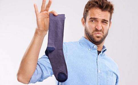 脚臭袜子湿是怎么回事用什么药,脚痒脚臭和袜子有关吗