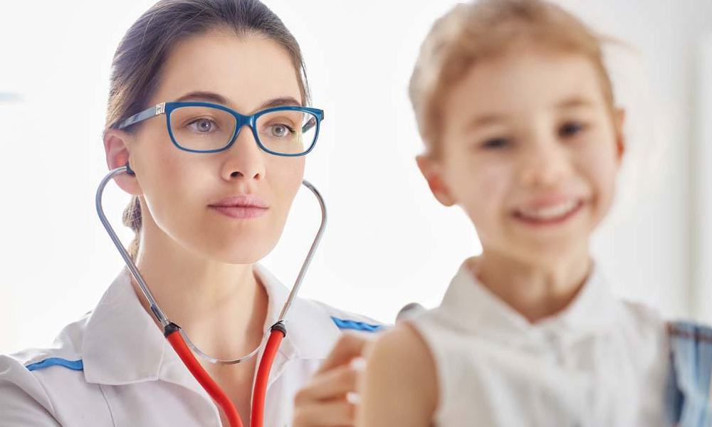 发现孩子误食胶水，爸爸急救方法获赞，家长们不能忽视的安全问题