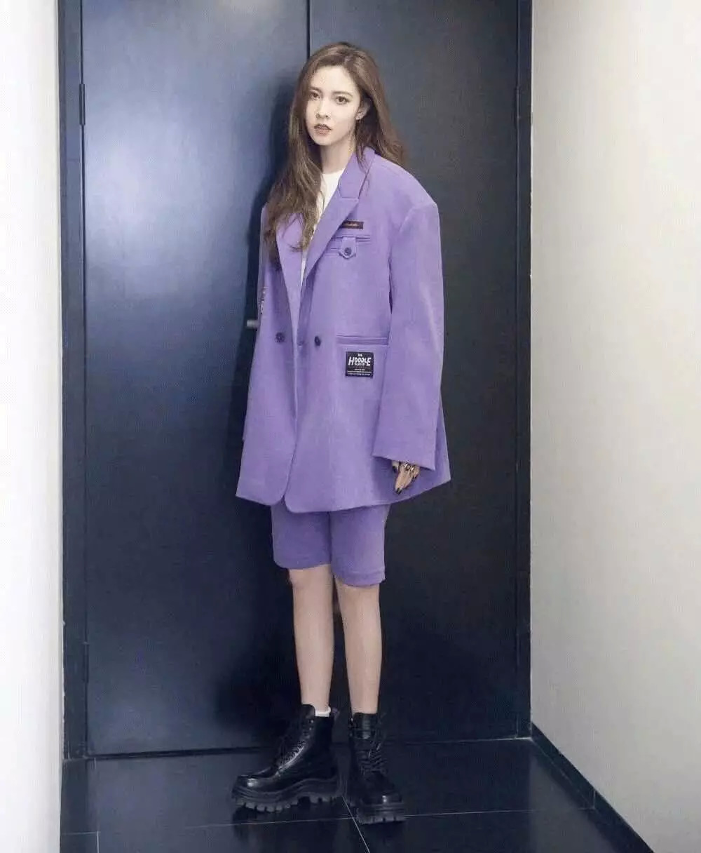 一点也不热,酷妹的马丁靴里都有空调