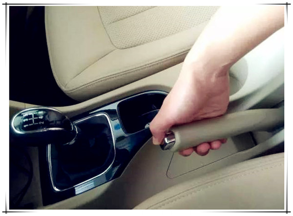 刹车片烧了有影响吗,刹车片有股烧焦的味道可以泼水么