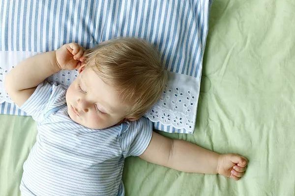 宝宝多大用枕头最合适,宝宝枕头怎么选才是正确的