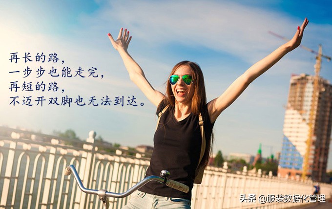 嘴角的笑掩饰心里的伤,虚伪的笑容掩盖背后的心酸