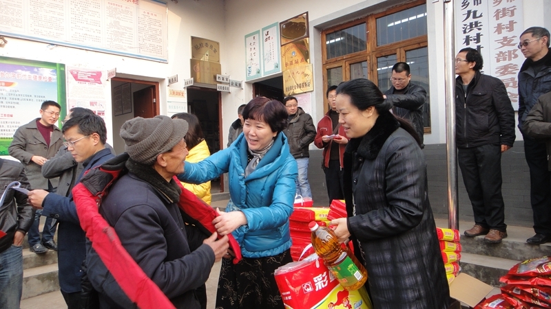 凝心聚力谋发展携手并进促脱贫,精准脱贫携手同行