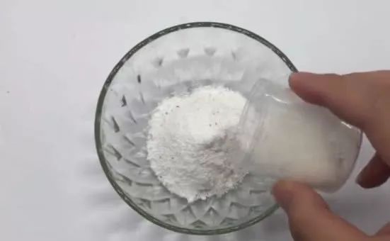 家里有黑色蚂蚁爬得很快,蚂蚁会因为被开水烫过而搬家吗