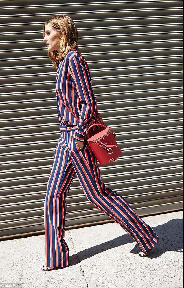 春夏经典款时髦大容量水桶包,今年流行的水桶包包