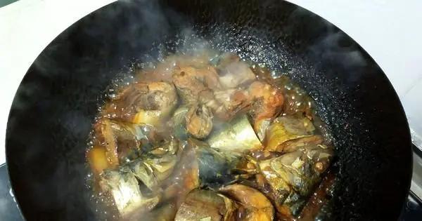 鱼刺咽下去喉咙难受怎么办,鱼刺卡喉别用喝醋吞饭等土方法