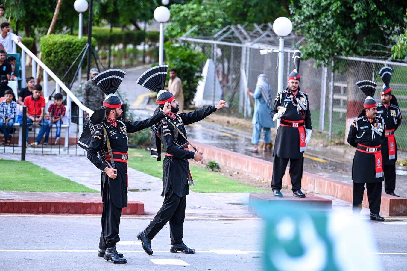 全世界最奇葩的表演,世界上最奇葩升降旗印巴