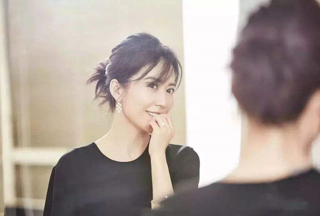 生完孩子是自己带还是去上班,生完孩子是去月子中心还是在家好